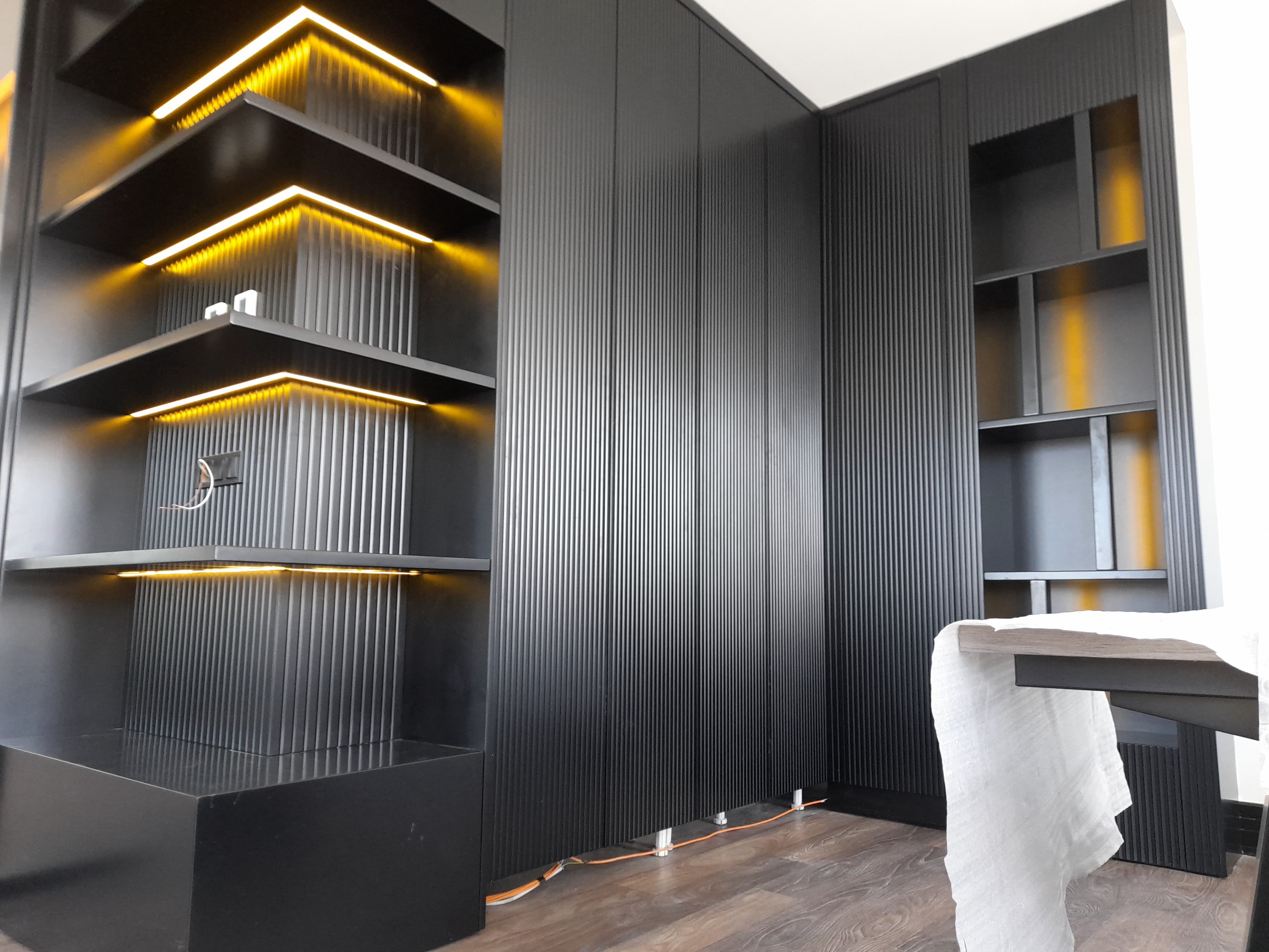 Gizli LED raf aydınlatması