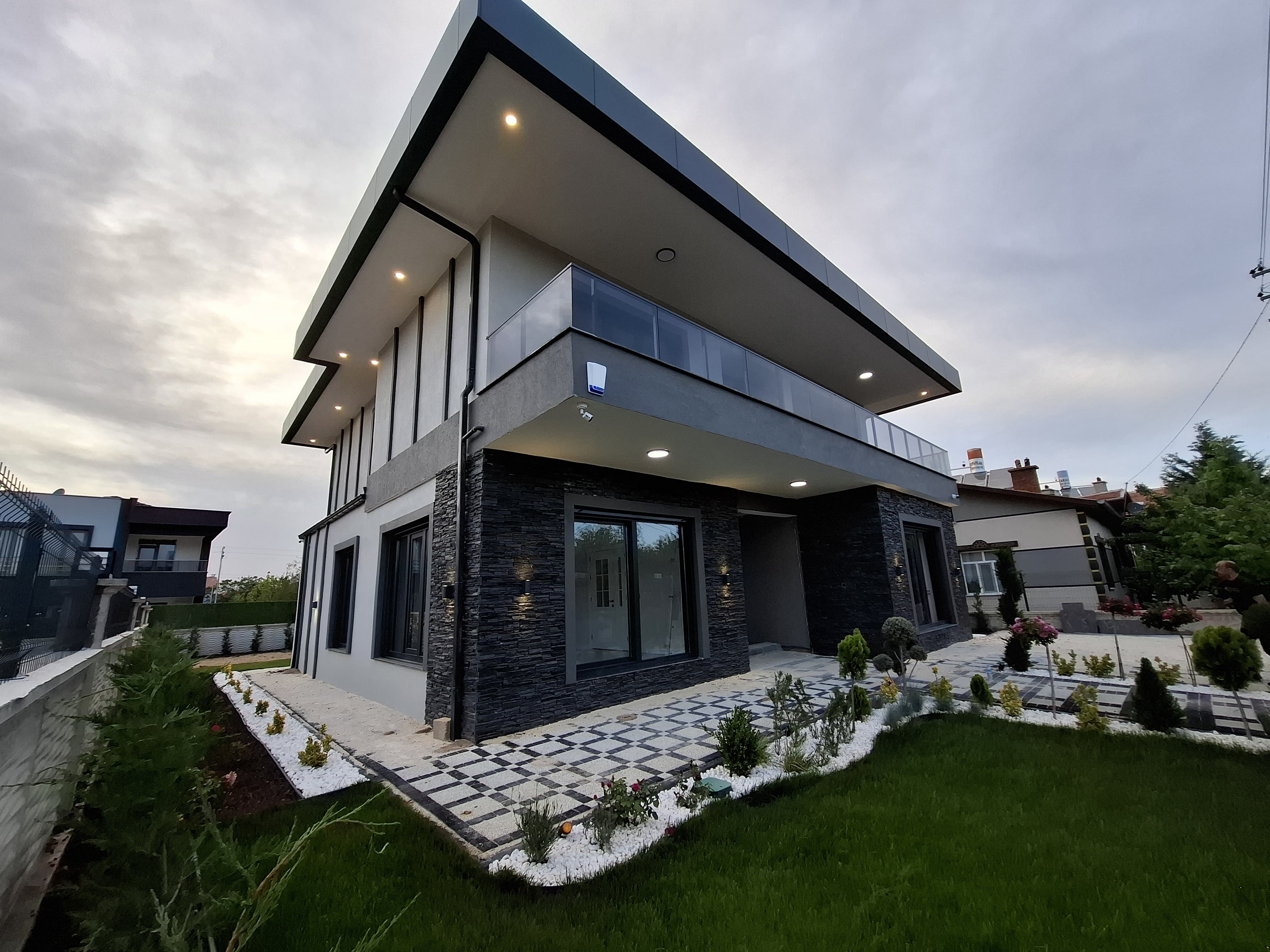 ATT Elektrik Otomasyon tarafından KNX altyapısıyla otomasyonu kurulan villa dış cephe aydınlatması