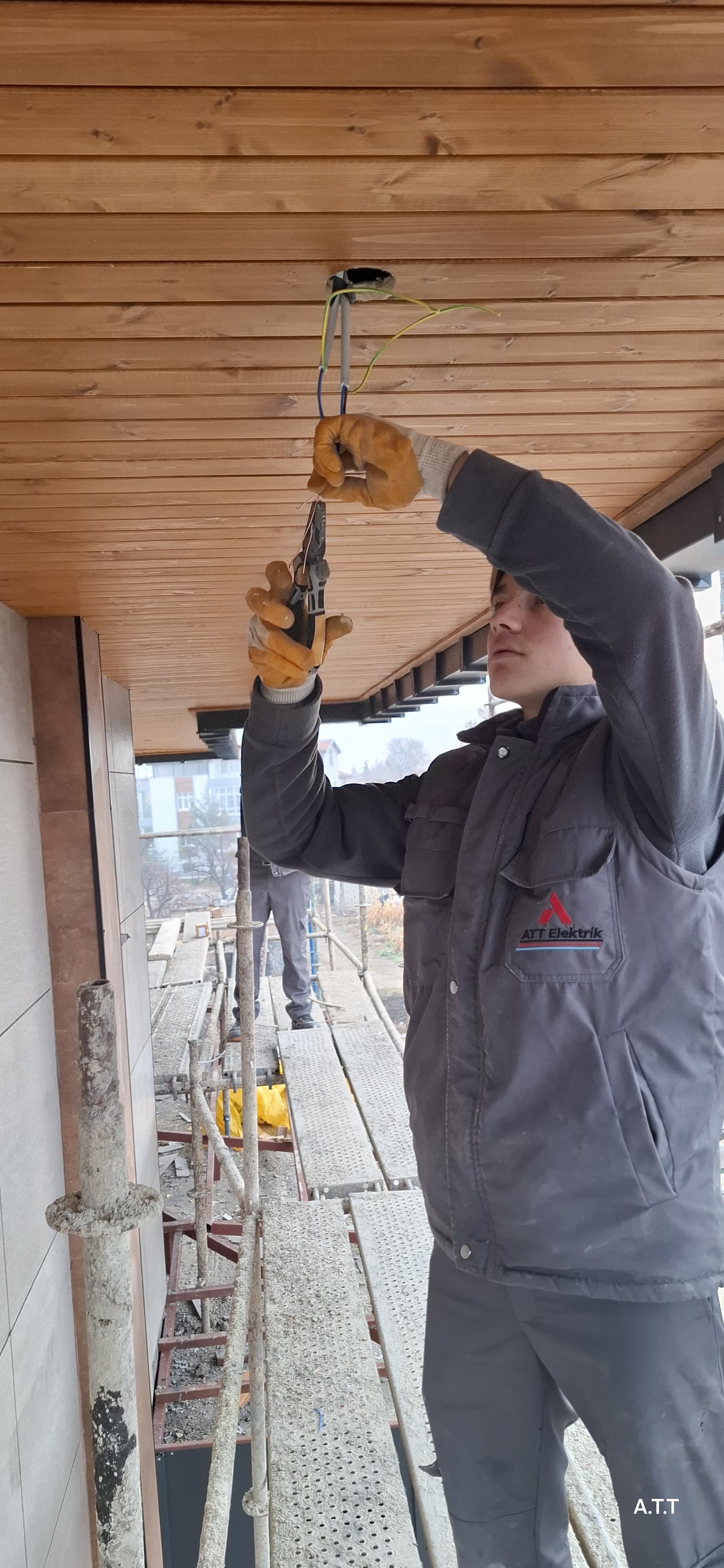 Sahada ATT Elektrik ekibi çalışma anı