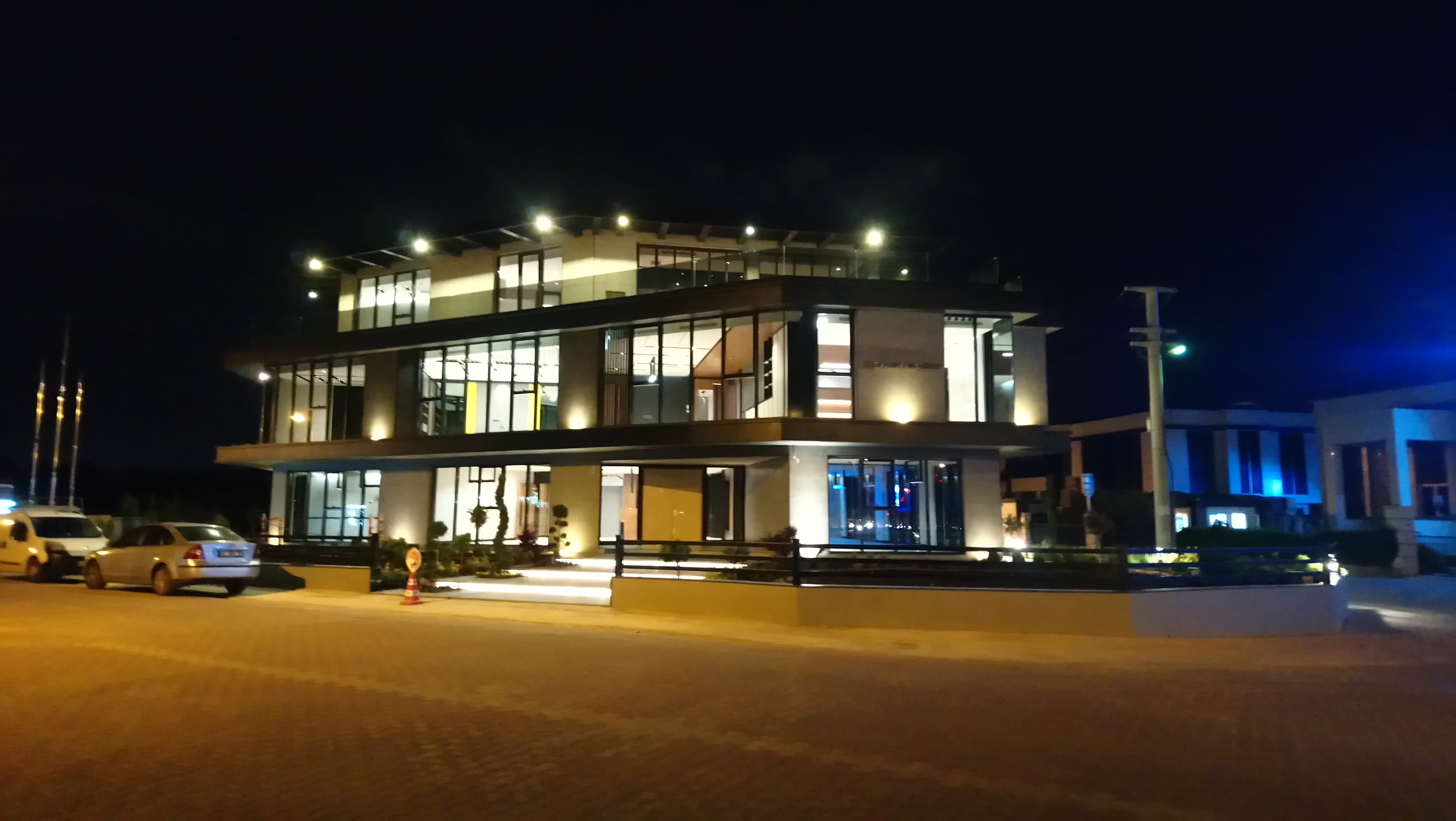 Kurumsal bina dış mekan aydınlatması